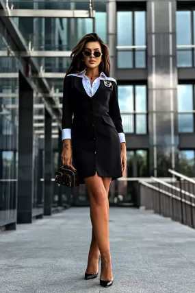 Abito blazer nero con body a camicia bianco e accessoriato con spilla